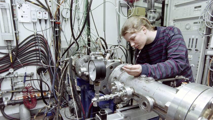 Eine Ingenieurin im ABB - Forschungszentrum in Daettwil, Kanton Aargau, aufgenommen im Februar 1999. (KEYSTONE/Martin Ruetschi)