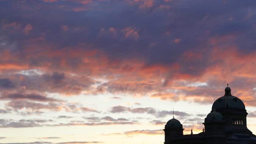 The Federal Palace in the red sky at night, pictured on August 3, 2010, in Bern, captial city of Switzerland.(KEYSTONE/Peter Klaunzer)Das Bundeshaus im Abendrot, am Dienstag, 3. August 2010 in Bern. (KEYSTONE/Peter Klaunzer)
