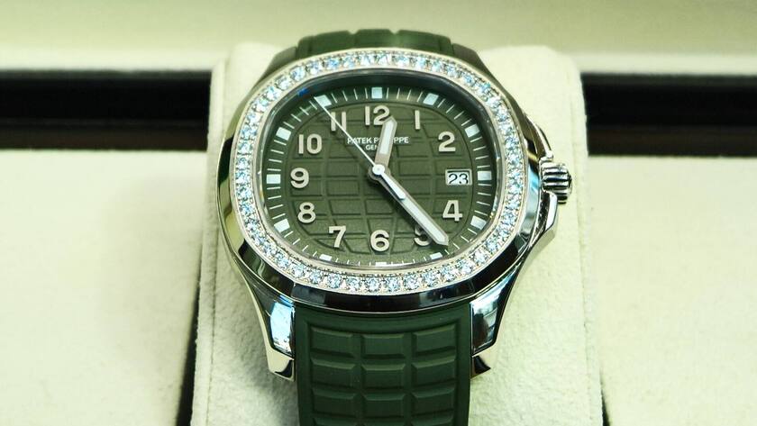 Patek Philippe Genf, Uhr. Patek Philippe SA ist eine unabhaengige Uhrenmanufaktur mit Hauptsitz in Genf, Schweiz. Die Schweizer Manufaktur stellt mechanische Armbanduhren im Luxussegment her. Patek Philippe ist im alleinigen Besitz der Familie Stern *** Patek Philippe Geneva, watch Patek Philippe SA is an independent watch manufacture headquartered in Geneva, Switzerland The Swiss manufacture produces mechanical wristwatches in the luxury segment Patek Philippe is solely owned by the Stern family