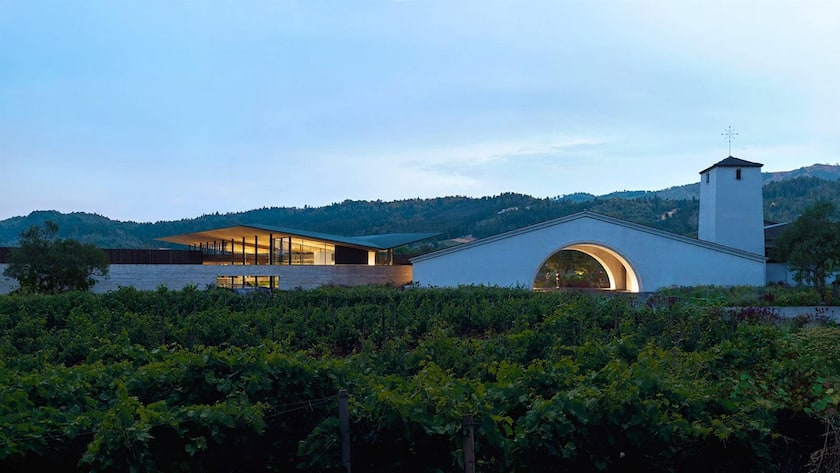 <p>Seit 1966 sind der Turm sowie der flache Giebel mit dem grossen Bogen die Wahrzeichen der Mondavi Winery im Napa Valley. Links davon entsteht der neue Hospitality-Bereich.</p>