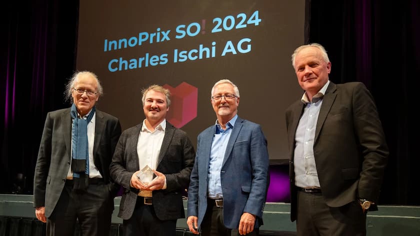 Jürg Liechti, Präsident des Stiftungsrates InnoPrix SO!, Preisträger Arwid Ischi und Charles Ischi sowie Jürg Ritz, Geschäftsführer Stiftung InnoPrix SO! (v.l.n.r.).