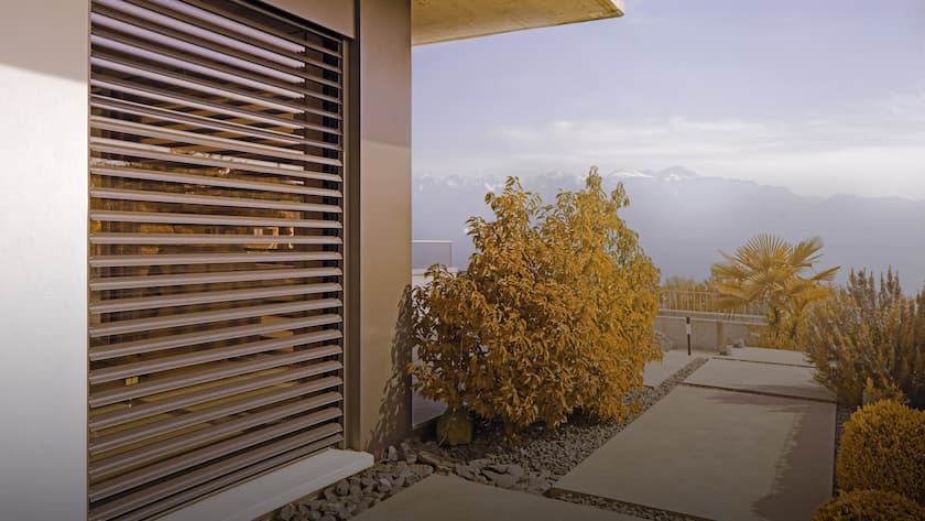 Lamellenstoren lassen sich mit einer Hochschiebesicherung ausstatten, das bietet mehr Sicherheit vor Einbrechern.