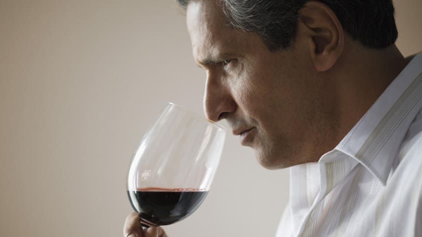 <p>Ernüchterung statt Vorfreude: Ein erster Geruchstest offenbart dumpfe Kartonnoten anstelle klarer Aromatik.</p>