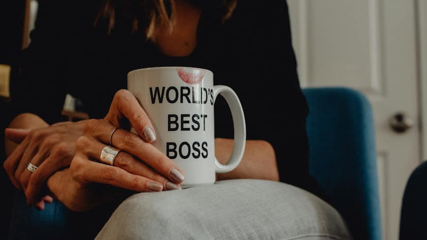 Frau mit Kaffeetasse