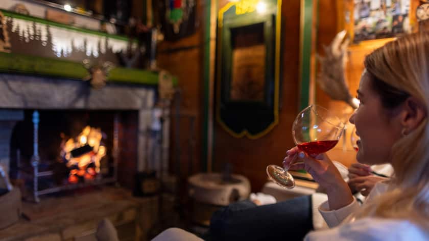 <p>Vor dem Kaminfeuer ein Glas Rosé geniessen, während im Ofen die dazu passenden Bratäpfel schmoren, ist ein aussergewöhnliches Wintervergnügen.</p>