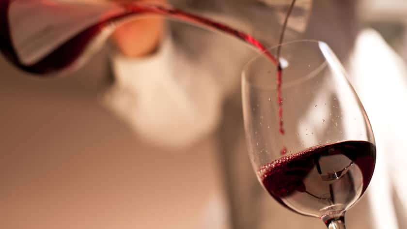 <p>Bei reifen Rotweinen lohnt sich das Dekantieren von der Flasche in eine Karaffe.</p>