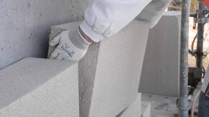 Verarbeitung der Fassadendämmung mit swissporECORIT