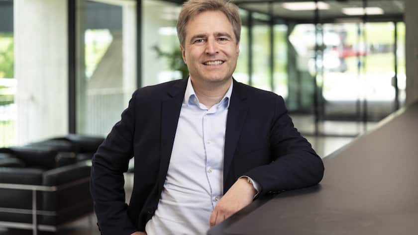 <p>Da steht er noch in St. Gallen: Helvetia-Baloise-CEO Fabian Rupprecht am Eingang des damaligen Helvetia-Hauptsitzes im Jahr 2024. </p>