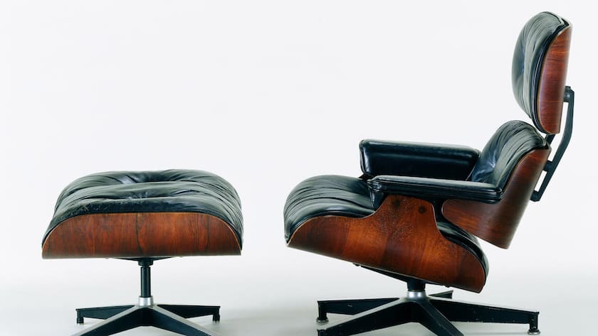 <p>Der Eames Lounge Chair ist klassisch aus Leder und gestreiftem Palisanderholz – modernere Varianten sind aus hellem Holz und mit Stoffbezug bekleidet.</p>