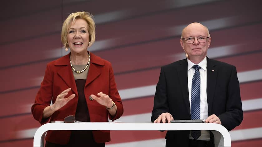 «Ich langweile mich schnell, wenn sich nichts bewegt» Monika Ribar, Verwaltungsratspraesidentin SBB, links, stellt an einer Medienkonferenz den neuen CEO der SBB, Vincent Ducrot, rechts, vor, am Dienstag, 10. Dezember 2019 in Bern. (KEYSTONE/Anthony Anex).Monika Ribar,Vincent Ducrot