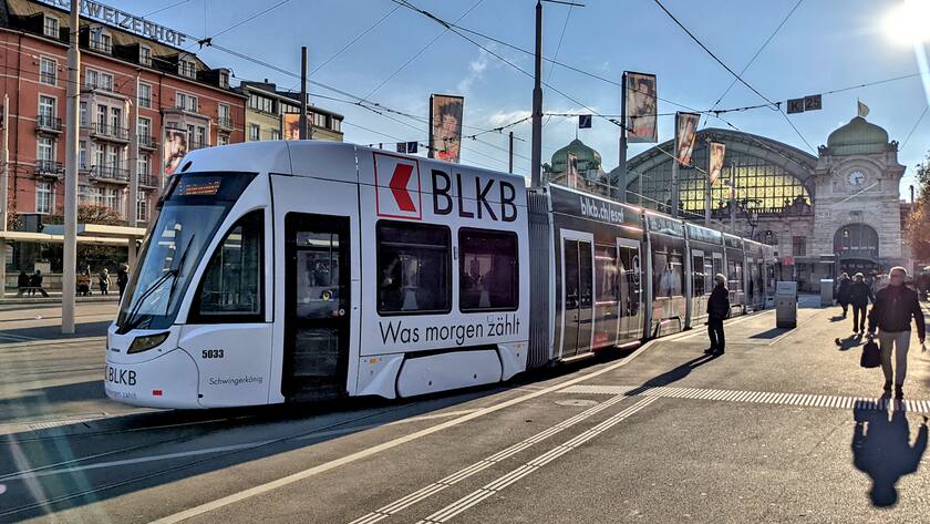 In Basel sind BKB und BLKB direkte Konkurrenten: Tram mit BLKB-Werbung vor dem Basler Bahnhof