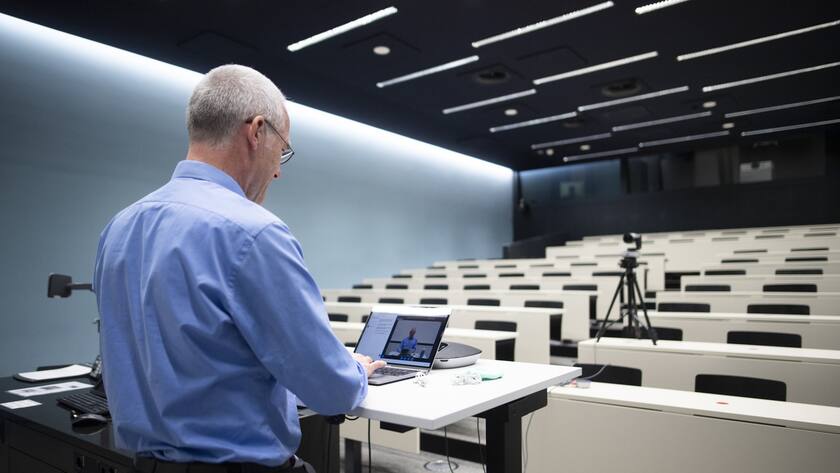 Professor Dr. Markus Stolzer gibt eine Online-Informatik-Vorlesung, aufgenommen am Mittwoch, 18. November 2020, an der Ostschweizer Fachhochschule OST, in Rapperswil-Jona. Die meisten Vorlesungen an der Fachhochschule werden wegen dem Coronavirus online abgehalten. (KEYSTONE/Gian Ehrenzeller)