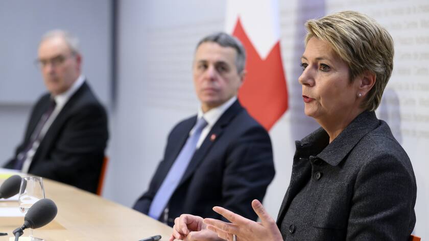 Bundesrätin Karin Keller-Sutter, rechts, informiert zum Thema Ukraine, an der Seite von Bundespräsident Ignazio Cassis, Mitte, und Bundesrat Guy Parmelin, links, an einer Medienkonferenz zu den Beschlüssen des Bundesrats, am Freitag, 25. Februar 2022 in Bern. (KEYSTONE/Anthony Anex)