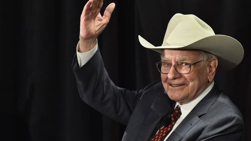 epa04696385 Nebraska Furniture Mart and Berkshire Hathaway, CEO Warren Buffett waves to the crowd after playing a ukulele while wearing a cowboy hat after answering questions for a crowd inside his new North Texas store for a cancer benefit in The Colony, Texas, USA, 08 April 2015. There are currently only three Nebraska Furniture Mart stores in United States with the new store in Texas will be the fourth. EPA/LARRY W. SMITH