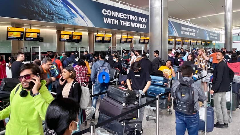 Viele Passagiere am Flughafen London Heathrow 1. Juli 2022