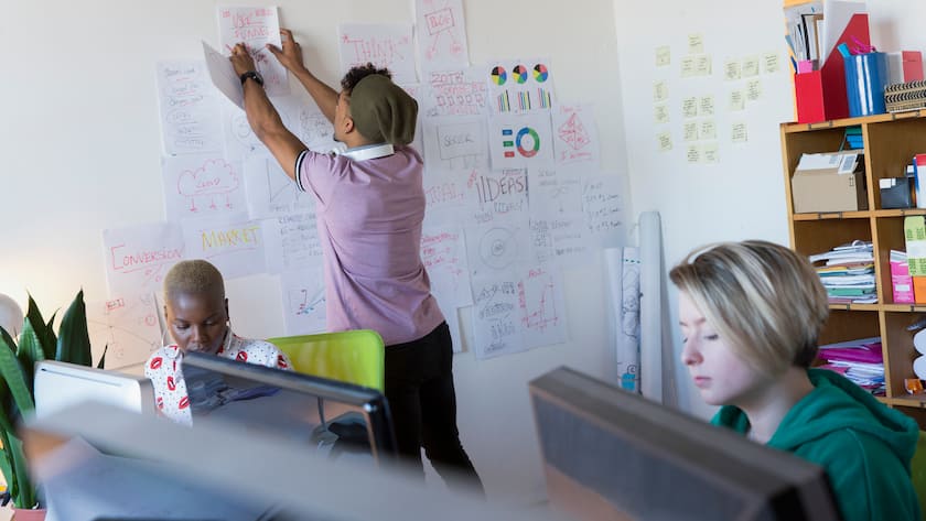 Millennials arbeiten in einem Start-up-Büro.