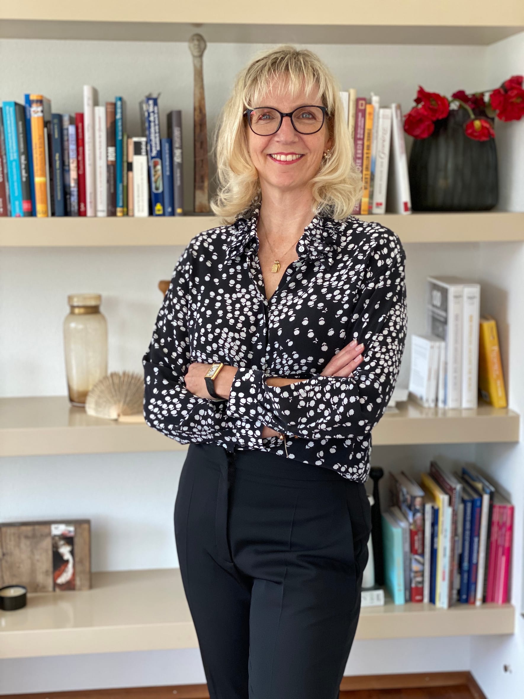 Sandra Völler vor Bücherregal