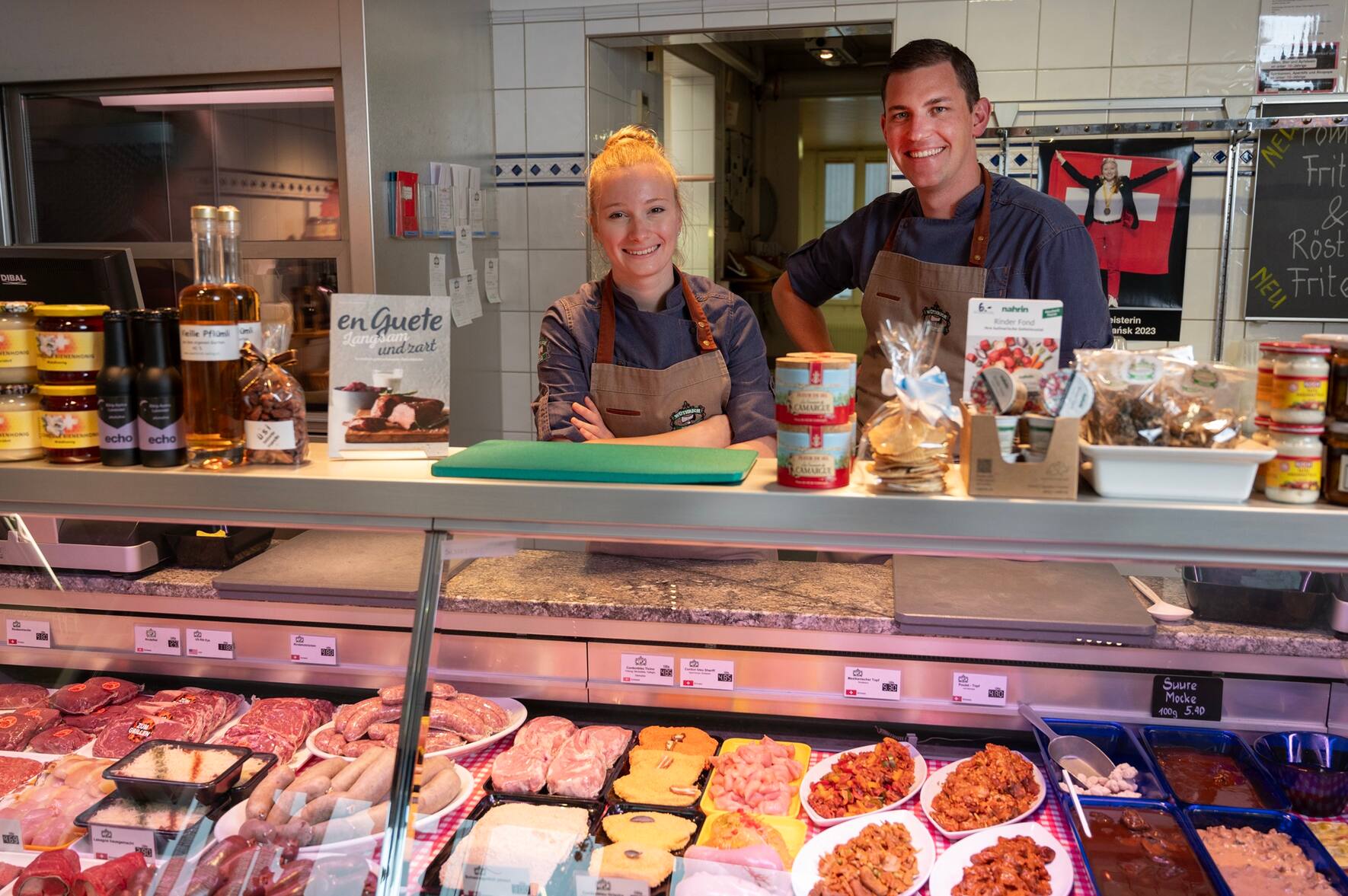 Muenchenbuchsee (BE) 24.10.2023 -- Euroskills Europameistern Arianne Aeschlimann mit ihrem Arbeitgeber Beat Wuethrich.Foto: Karl-Heinz Hug