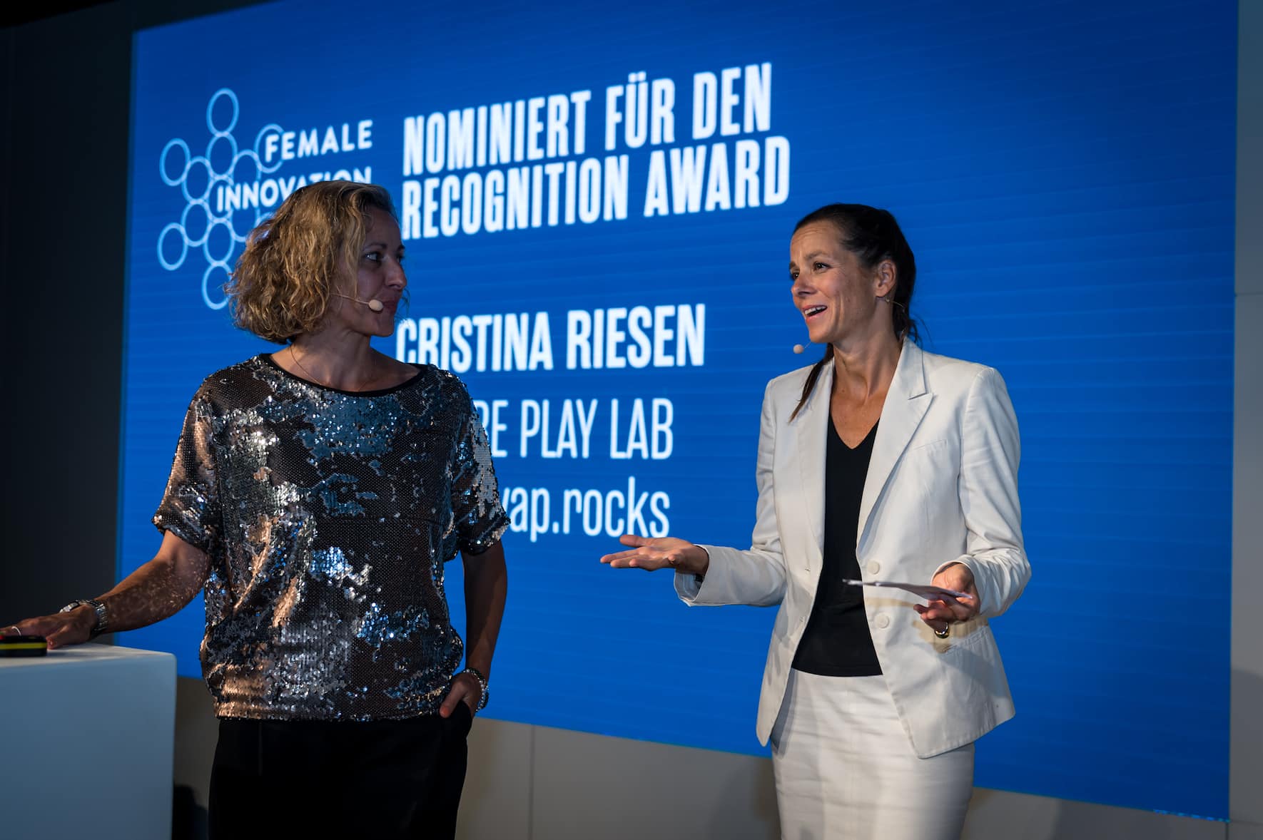 Carole Ackermann (rechts) an der Preisverleihung beim Female Innovation Forum.