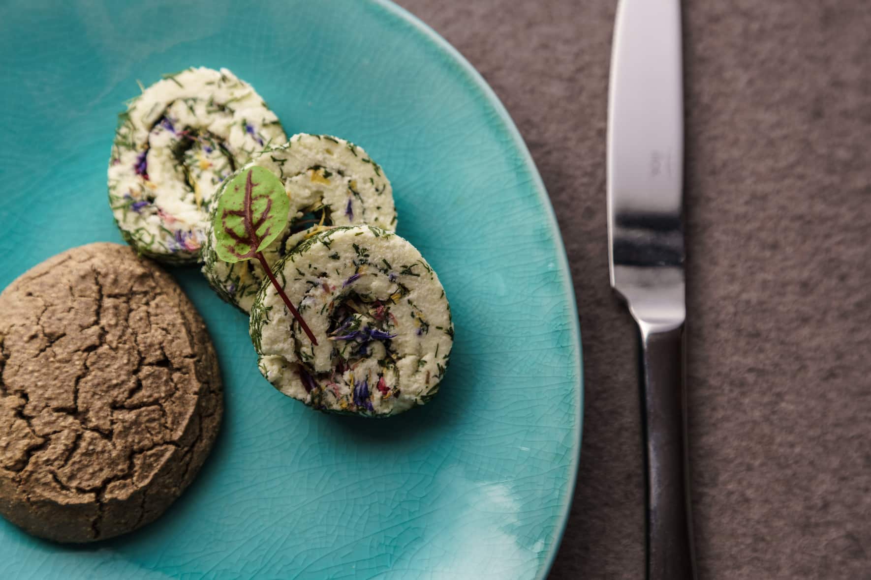 Das Essen ist gut im Restaurant des Hotels. Aber es ist kaum je genug, um satt zu werden. Im Bild das glutenfreie Buchweizenbrot, das auch «Kautrainer» genannt wird.
