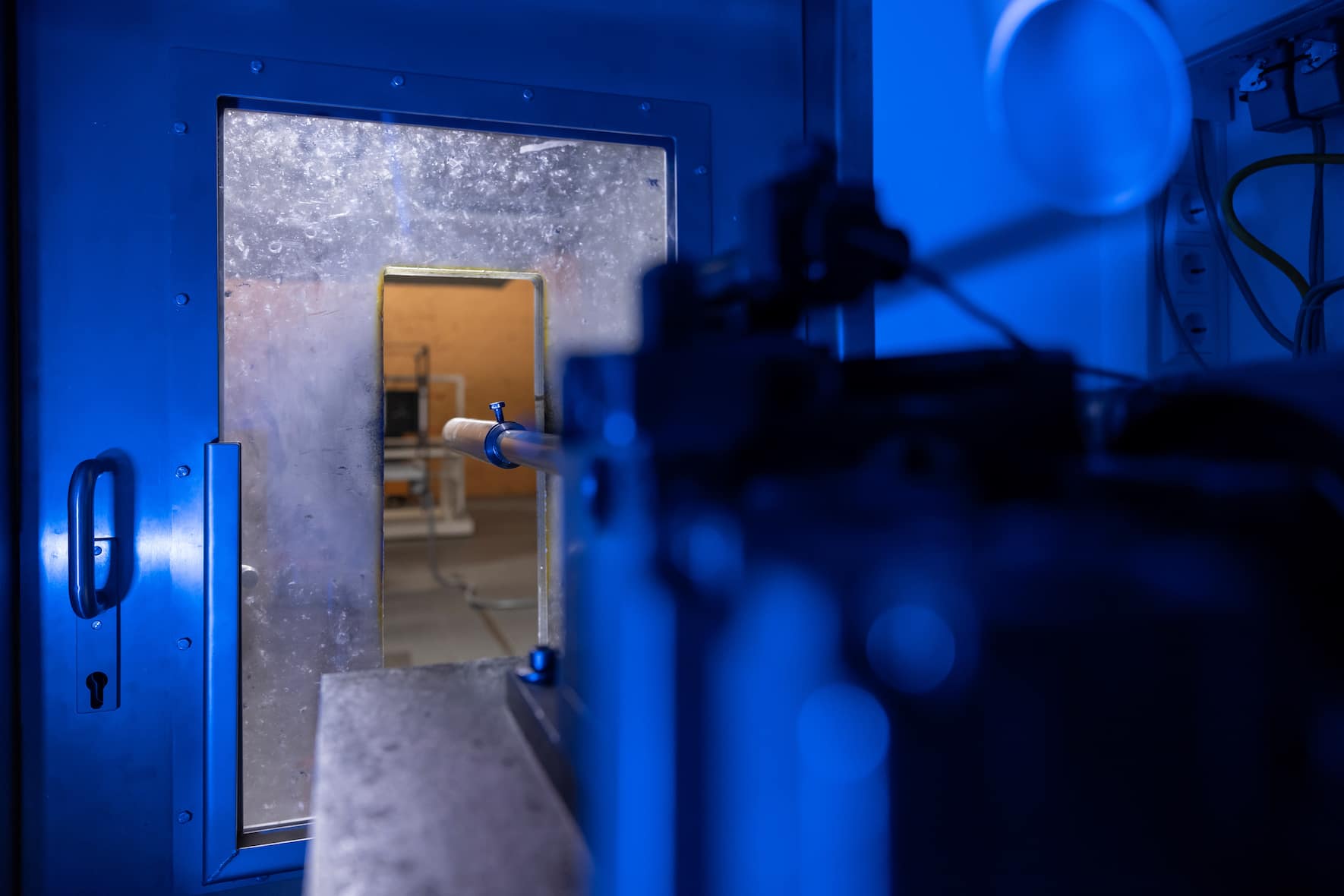 Im Beschussamt in Ulm wird der Beschuss der Fahrzeuge mit deutscher Gründlichkeit getestet.