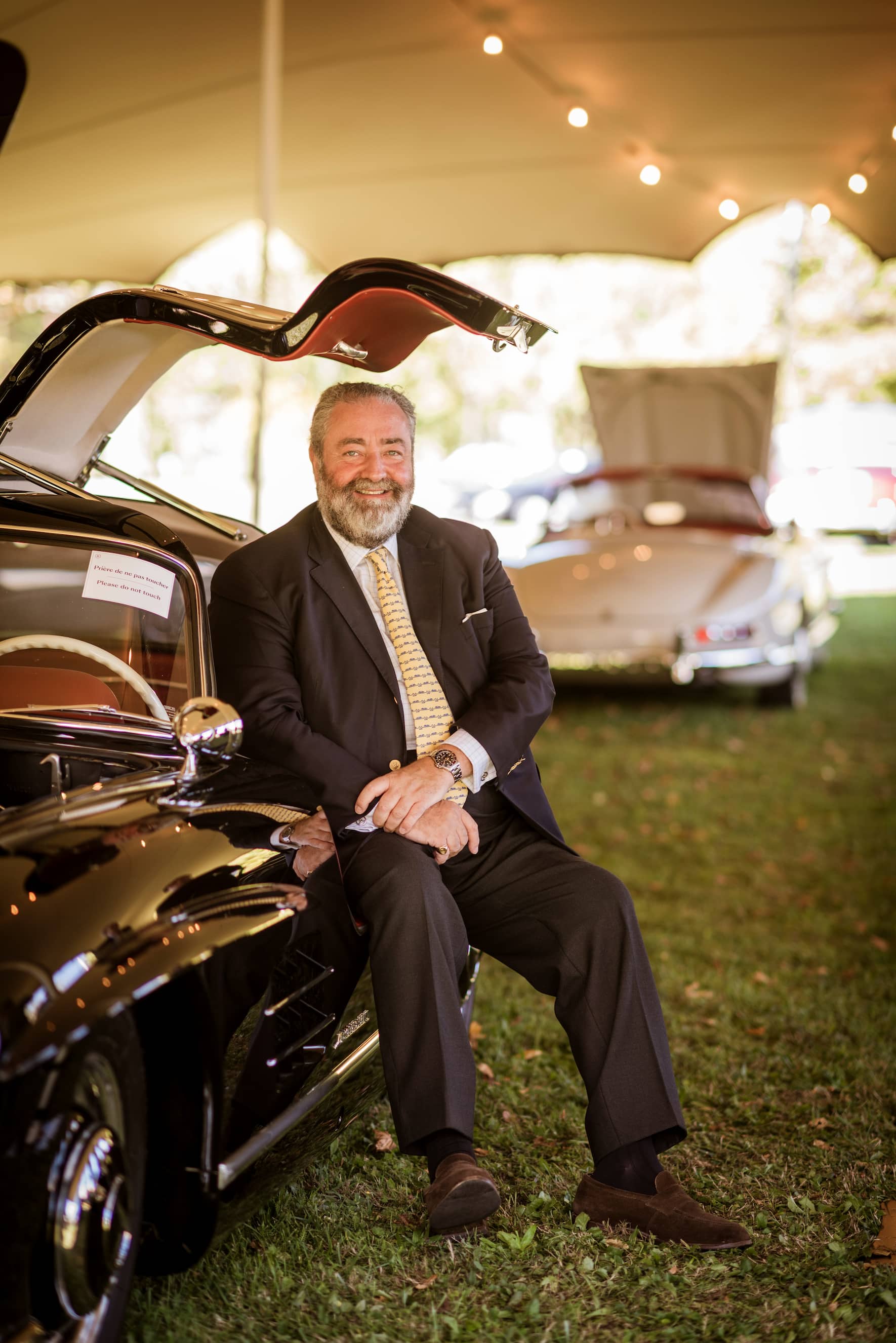 Philip Kantor lehnt am ersten Supercar, dem Mercedes-Benz SL Papillon aus dem Jahr 1955. Kantor ist der Autoexperte beim britischen Auktionshaus Bonhams.