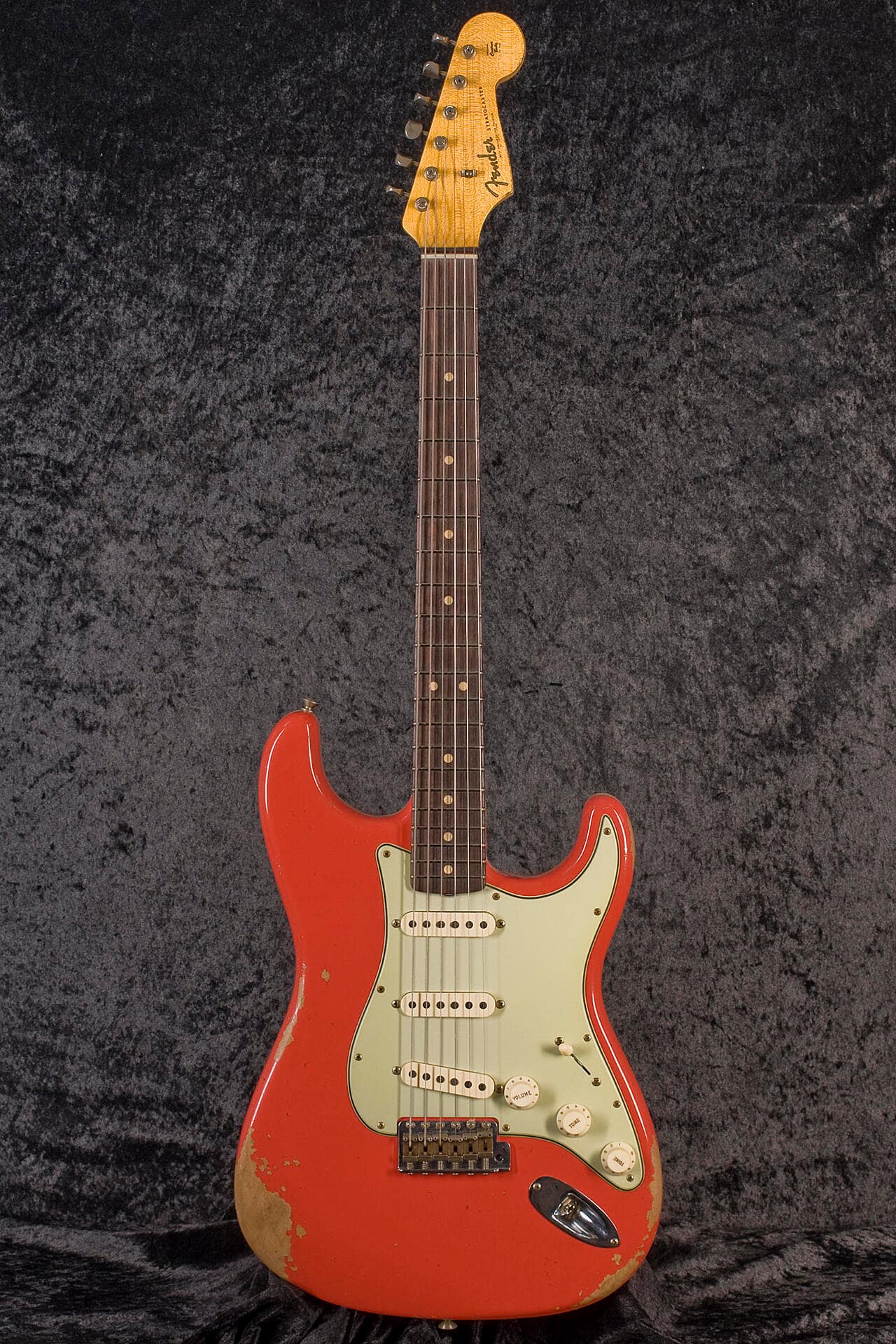 3. Gitarren: Seine Sammlung von 15 Gitarren umfasst auch eine Fender Custom 63 Strat Relic.