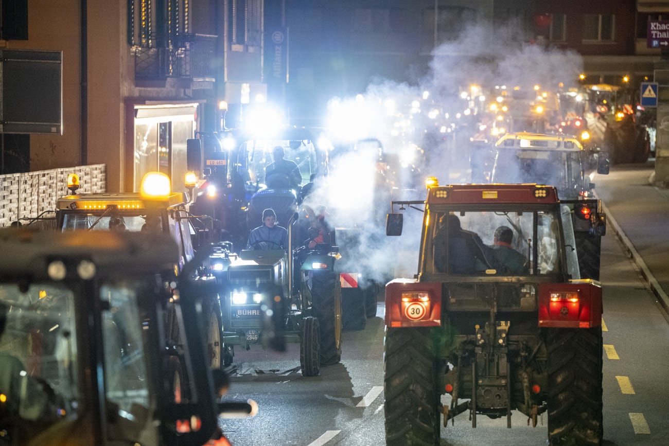 Landwirte fahren im März mit rund 125 Traktoren durch Wolhusen, Luzern,.