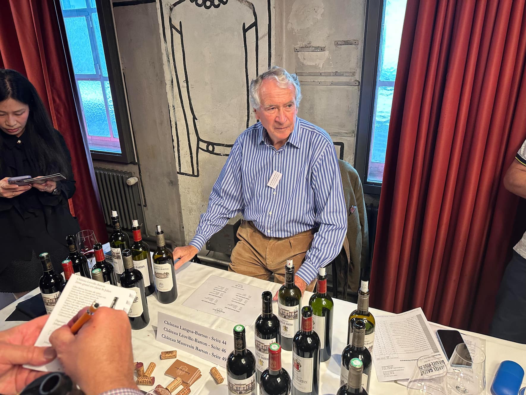 Michel Sartorius Barton ist sich nicht zu schade, seinen Wein selbst auszuschenken.
