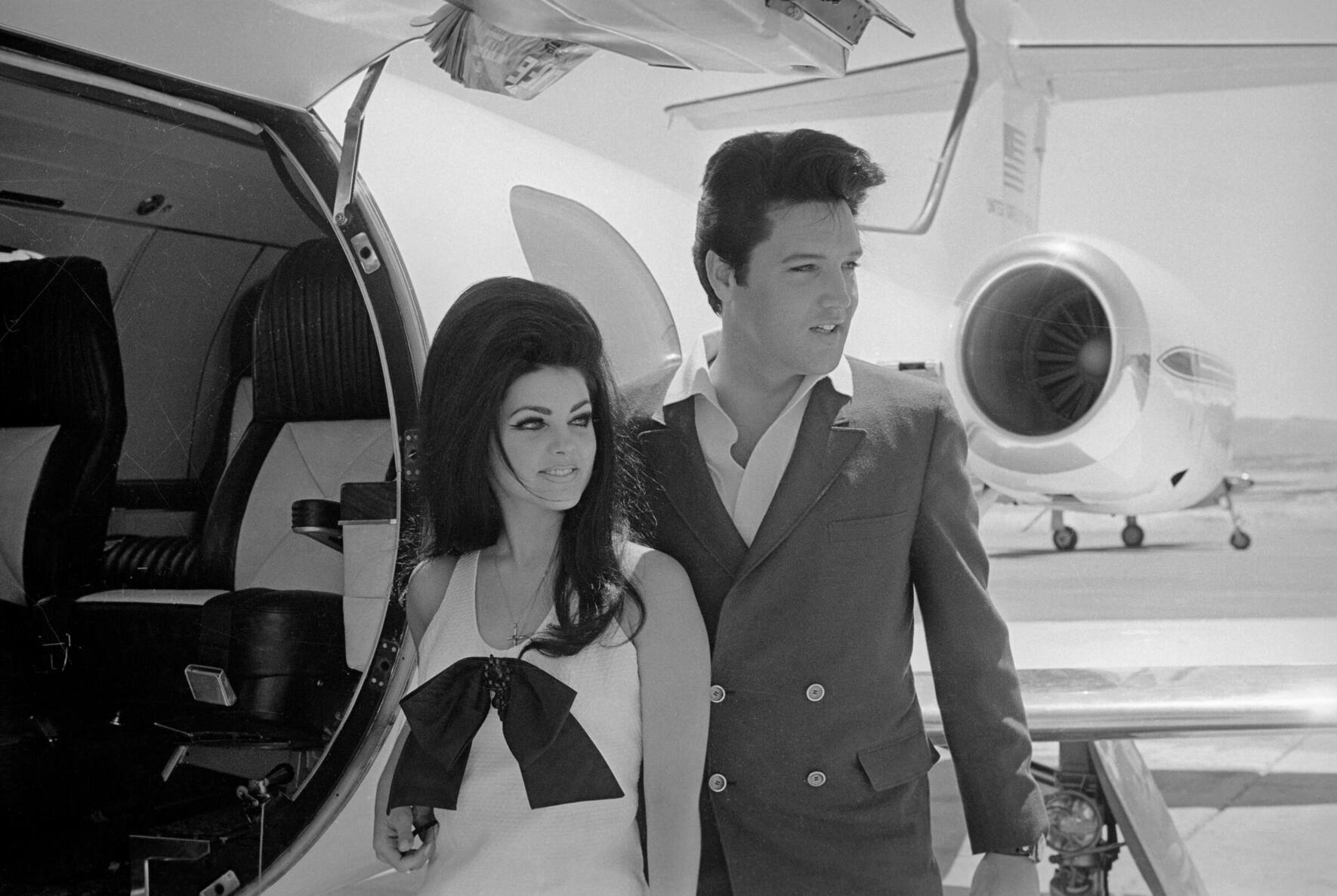 Elvis und Priscilla Presley bereiten sich nach ihrer Hochzeit in Las Vegas auf das Einsteigen in ihr Privatflugzeug vor.