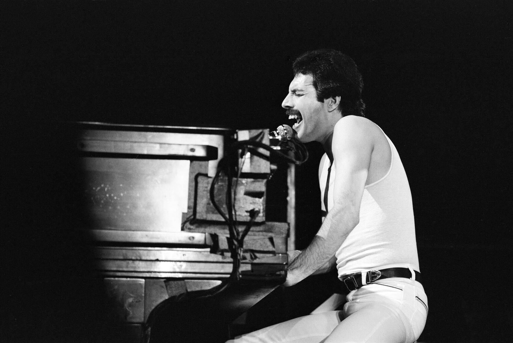 Freddie Mercury an seinem Yamaha G2 Baby Grand.