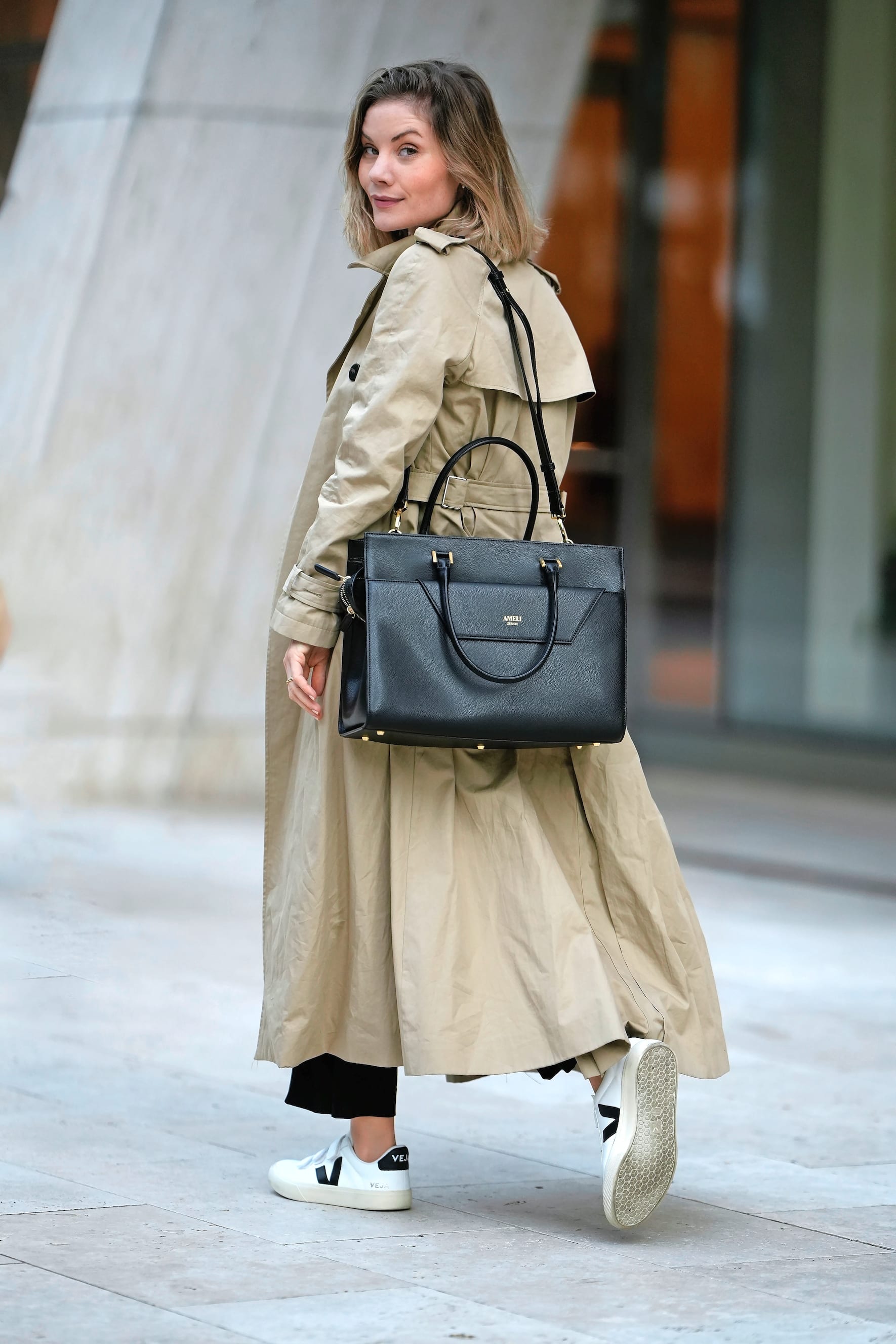 Die Taschenmodelle von Ameli heissen «Viadukt», «Letten» oder «Technopark» und können als Hand-, Schultertasche oder als Rucksack getragen werden. Links: Das Modell «Central 23» mit 14-Zoll-Laptop-Fach, Möglichkeit zur Befestigung an einen Koffer und abnehmbarer Clutch.