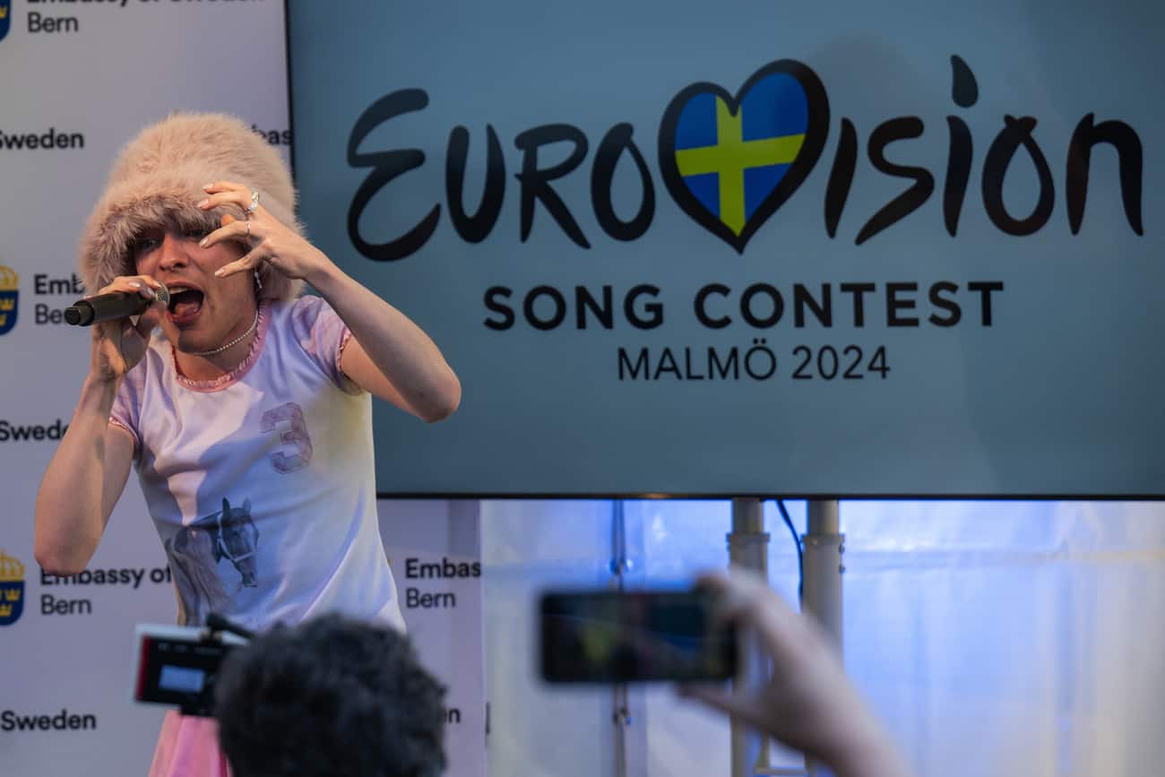 Nemo singt anlässlich der Feier zum 50-Jahres-ESC-Sieg von Abba in der Schwedischen Botschaft in Bern (im April 2024).