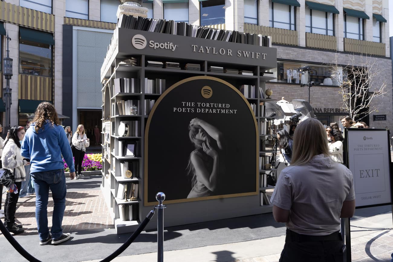 Fans von Taylor Swift bei einer Pop-up-Installation zum Release des neuen Albums «The Tortured Poets Department» in Los Angeles im April 2024.