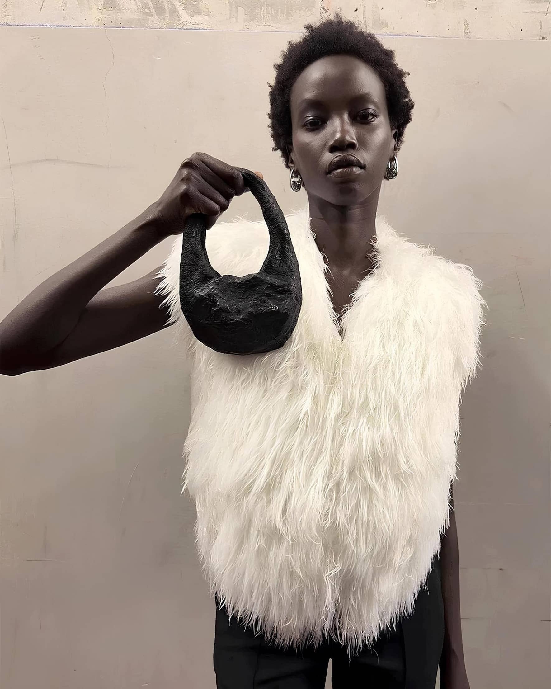 46 000FRANKENkostet die Coperni Mini Meteorite Swipe Bag. Sie wiegt 1,8 Kilogramm und enthält ein Stück eines Meteoriten.