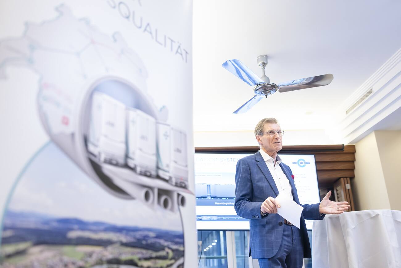Peter Sutterlueti, Verwaltungsrat und CEO von Cargo sous terrain (CST) an einer Medienkonferenz in Zürich, im April 2024.