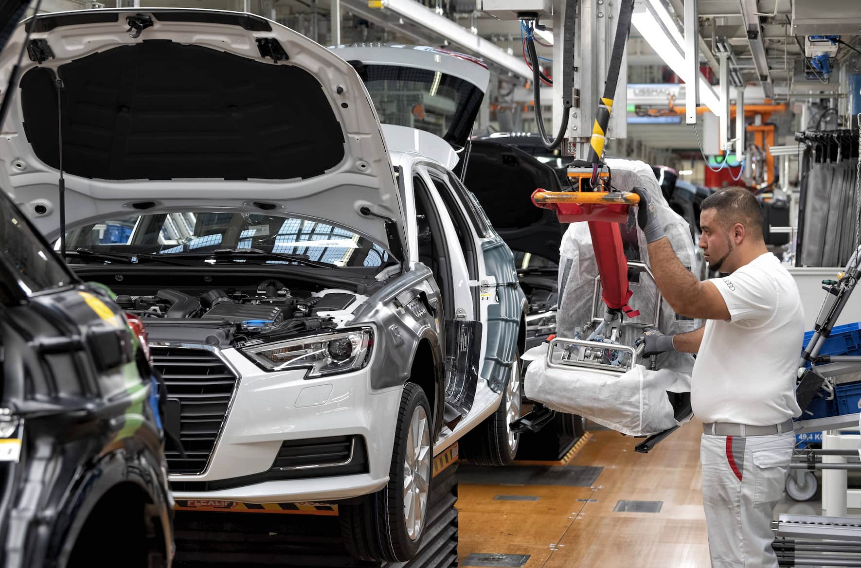 Die deutsche Autoindustrie hinkt bei der Umstellung auf Elektromobilität hinterher.