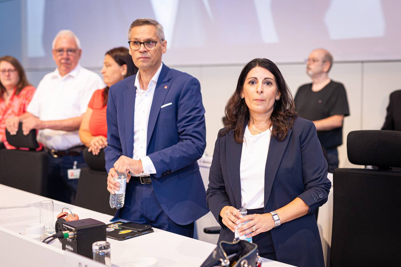 VW-Betriebsratschefin Daniela Cavallo, sowie Bezirksleiter der IG Metall Thorsten Gröger, an der Betriebsversammlung im VW-Werk.