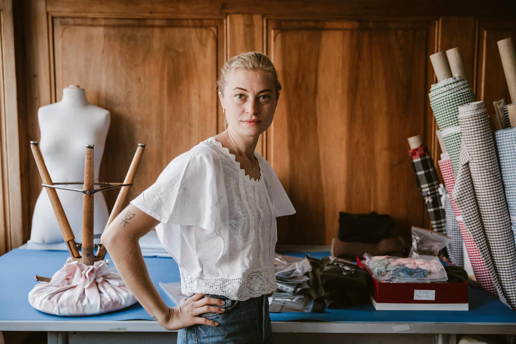 Anna Meier im Raum der Schneiderin.