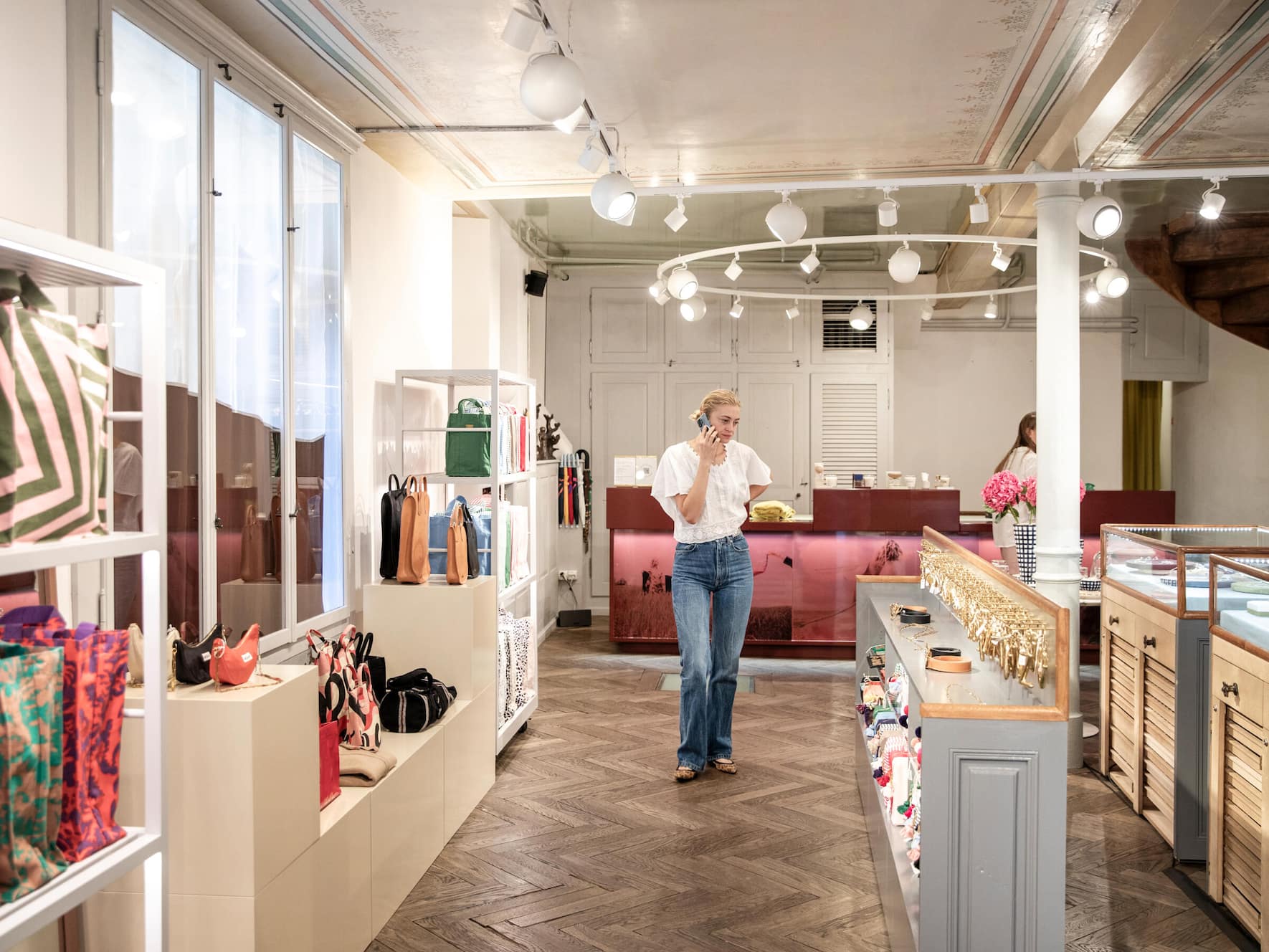 Anna Meier am Telefon im Erdgeschoss des Ladengeschäfts.