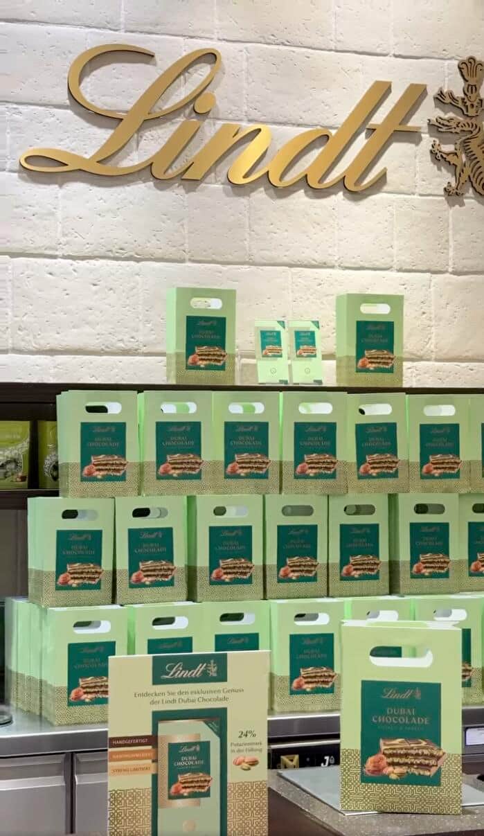 Lindt & Sprüngli steigt beim Hype mit ein und lancierte ihre streng limitierte Version der Dubai-Schokolade in Deutschland.