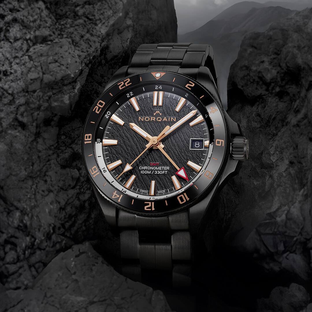 Norqain: Die Neverest GMT Glacier Black 41 mm ist eine Automatikuhr mit markanter Optik: Das Edelstahlgehäuse ist schwarz beschichtet. Fr. 4280.–