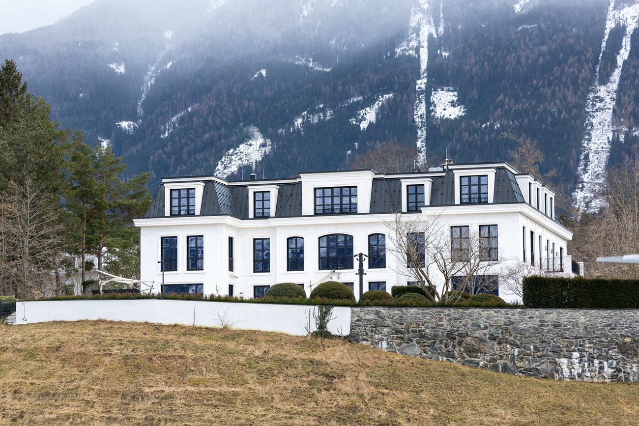 In seiner Villa wurde Benko in Handschellen gelegt.