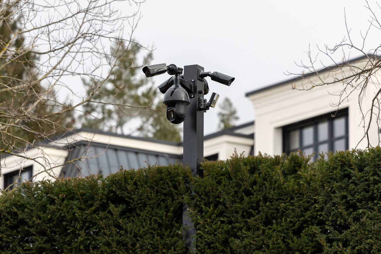 Benko sahl die Polizei wohl über die Überwachungskameras seiner Villa kommen.