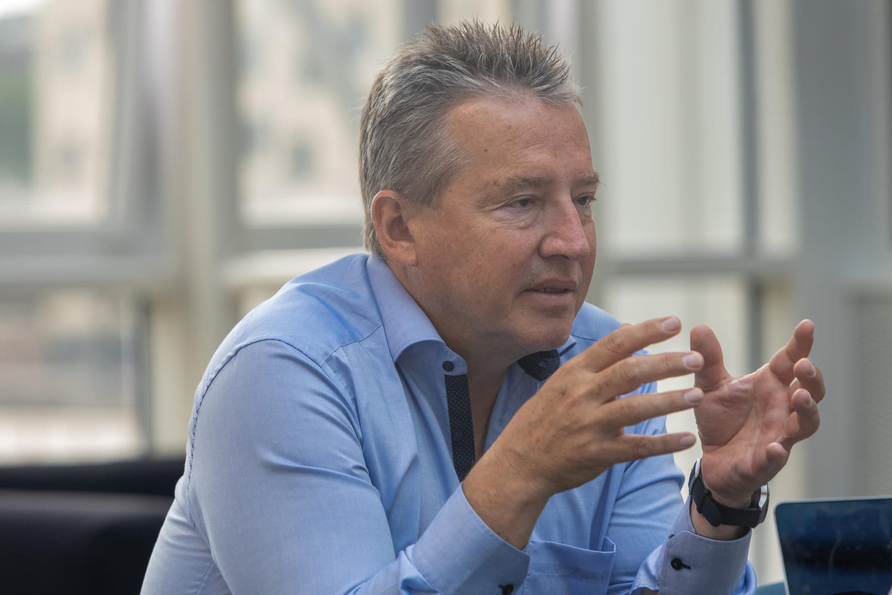 Doppelinterview mit Beat Schillig (älterer Herr) und Stefan Steiner vom Startup-Förderer Venturelab Fotografiert in Zürich am 11.07.2024