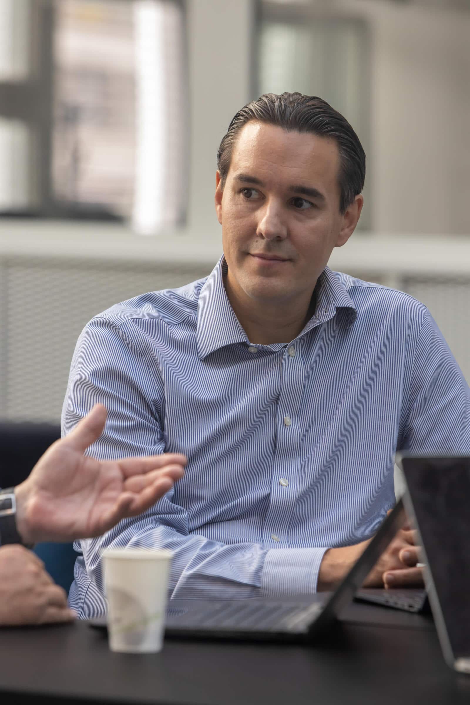 Doppelinterview mit Beat Schillig (älterer Herr) und Stefan Steiner vom Startup-Förderer Venturelab Fotografiert in Zürich am 11.07.2024