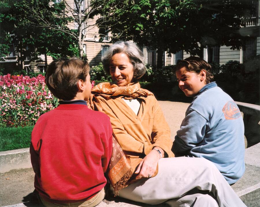Christine Lagarde With Family. L'avocate française Christine LAGARDE présidente du plus grand cabinet d'avocats américain Baker & Mckenzie : dans un parc avec ses enfants Tom et Pete. (Photo by Jacques Lange/Paris Match via Getty Images)