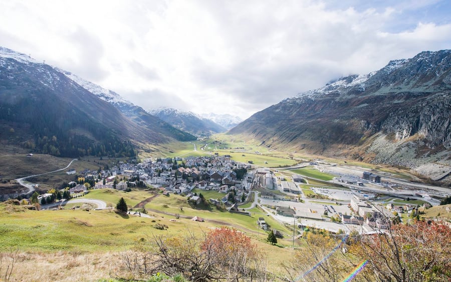 Das Hotel Chedi, Mitte, im Dorf von Andermatt und das Urserental mit dem Golfplatz des Ressorts Andermatt Swiss Alps am Montag, 21. Oktober 2013. Das Hotel Chedi soll als erstes Hotel des Ressorts im Dezember eroeffnen.(KEYSTONE/Sigi Tischler)