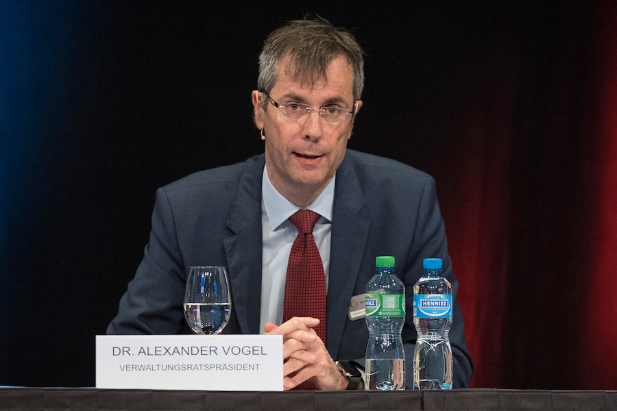 Alexander Vogel, neuer Verwaltungsratspraesident spricht an der ausserordentlichen Generalversammlung von Meyer Burger. Aktionaere des Solarunternehmen bestimmen an dieser ausserordentlichen Generalversammlung ueber eine Kapitalerhoehung von 160 Millionen Franken, am Freitag, 2. Dezember 2016, in Thun. (KEYSTONE/Peter Schneider)