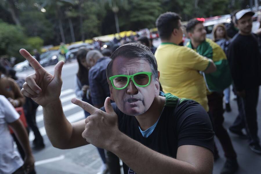 epa07127994 Supporters of far-right presidential candidate Jair Bolsonaro in Sao Paulo, Brazil, 28 October 2018. Around 147 millions Brazilians are called to vote for 14 governors and in the second round of the country's presidential elections, between far-right candidate Jair Bolsonaro and Fernando Haddad of the Workers Party.  EPA/Sebastiao Moreira